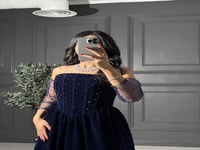 فستان سهرة شتوي مخمل لون كحلي بقصة أوف شولدر