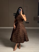 فستان سهرة ناعم بني أنيق بتصميم ميدي واسع
