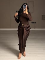 فستان بني ناعم بقصة درابيه ملفوفة عند الخصر