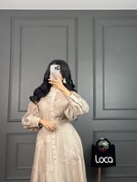 فستان ناعم قصير بنقوش مميزه وبلون بيج من لوكا فاشن