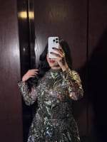 طقم سهرة زيتي مطرز بزخارف نباتية لامعة انيقة