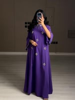 جلابية ناعمة فضفاضة بنفسجية بتطريزات ذهبية أنيقة