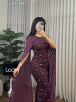 فستان انيق ارجواني اللون مزين بتطريزات