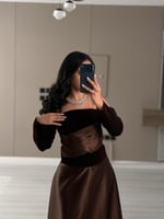 فستان سهرة بني أنيق مخمل بأكتاف مكشوفة وأكمام ناعم...