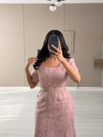 فستان دانتيل وردي ميدي مع حزام خصر