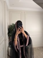 لبس تاسيس مع شال على الراس