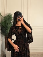 فستان سهرة مخمل لون اسود ودرجات النود بأكمام طويلة...