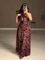 فستان سهرة طويل ناعم لون عنابي مزين بنقوش زهور