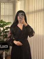 فستان اسود ناعم بكسرات مع اكمام مميزه