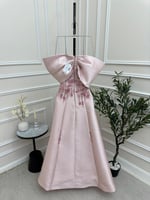 فستان وردي بتطريز انيق وقصة صدر اوف شولدر من لوكا...