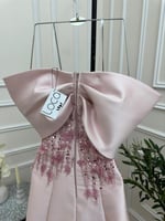 فستان وردي بتطريز انيق وقصة صدر اوف شولدر من لوكا...