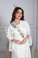 جلابية بنمط مميز باللون الأبيض