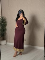 جلابية خمريّة بتطريز ذهبي