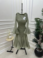 فستان زيتي ناعم بكسرات