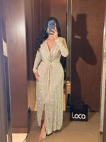 فستان سهرة ذهبي طويل مزين بالترتر بتصميم لف أنيق