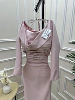 فستان وردي ناعم