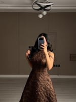 فستان سهرة ناعم بني أنيق بتصميم ميدي واسع