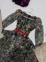 فستان مطرز بورود ملونة مع حزام احمر