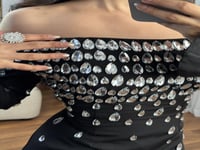فستان اسود بكرستال مثبت بخيوط