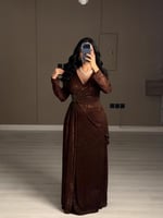 فستان سهرة طويل لون بني لامع