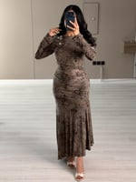 فستان بني ناعم بأكمام طويلة بتصميم انسيابي أنيق