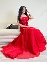 فستان احمر بكريستال في الامام