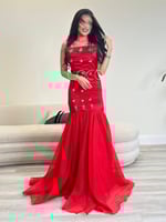 فستان احمر بكريستال في الامام