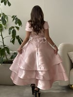 فستان وردي طبقات