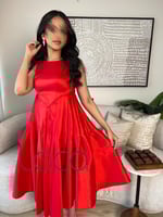 فستان قصير أحمر كلوش مكسر لإطلالة ساحرة