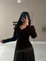 فستان سهرة مخملي طويل لون بني غامق مزين بالخرز