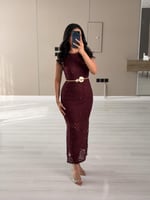 فستان دانتيل ميدي مع حزام خصر ذهبي أنيق لون عنابي