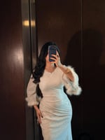 فستان سهرة اوف وايت بقصة ضيقة مزين بأكمام شفافة