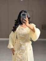 جلابية ناعمة طويلة بلون كريمي فاتح مع تطريزات ذهبي...