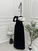 فستان مخمل أسود مع حقيبة