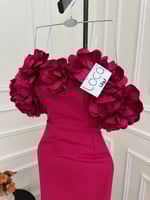 فستان احمر بتصميم مميز وقصه اوف شولدر