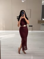 فستان دانتيل ميدي مع حزام خصر ذهبي أنيق لون عنابي