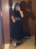 طقم سهرة مخمل اسود فاخر مزين بتطريزات وردية على ال...