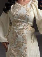 جلابية ناعمة طويلة بلون كريمي فاتح مع تطريزات ذهبي...