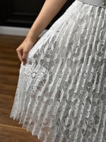 فستان ناعم بتكسيرات بيليسيه وحزام عريض من لوكا فاش...