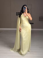 فستان سهرة ناعم طويل بلون اصفر فاتح بتصميم كتف واح...