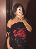 طقم سهرة أسود طويل مزين بزخارف من الورود الحمراء