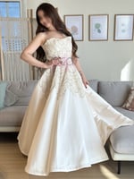 فستان سكري بتطريز على شكل فراشة