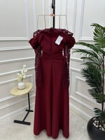 فستان برغندي ناعم بأكمام من الدانتيل