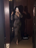 فستان سهرة بني لامع طويل بتصميم لف أنيق