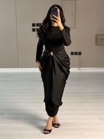 فستان سهرة اسود طويل ناعم بقصة درابيه ملفوفة عند ا...