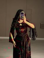 فستان سهرة مخمل لون احمر واسود بأكمام طويلة واسعة...