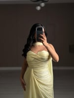 فستان سهرة اصفر ليموني فاتح بتصميم مكشوف الكتفين م...