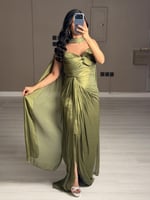 فستان سهرة طويل اخضر زيتي بتصميم كاب جذاب