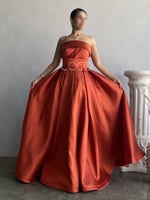 فستان انيق بلون ملفت