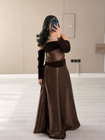 فستان سهرة بني أنيق مخمل بأكتاف مكشوفة وأكمام ناعم...